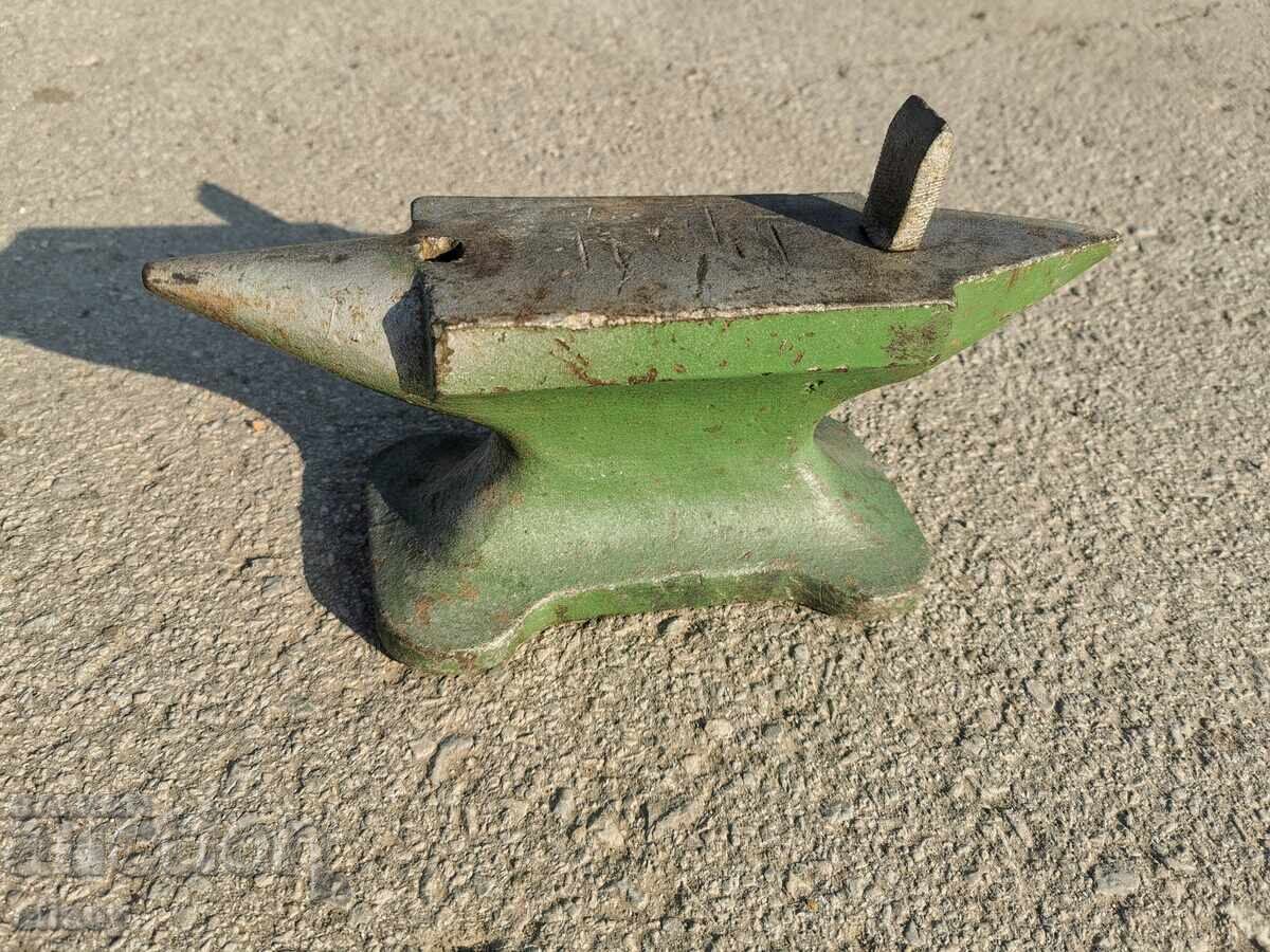 Nicovală germană 8,7 kg, model rar import Germania cu preț € 100.00 | 195.58 BGN Nicovală germană 8,7 kg, model rar import Germania cu preț € 100.00 | 195.58 BGN