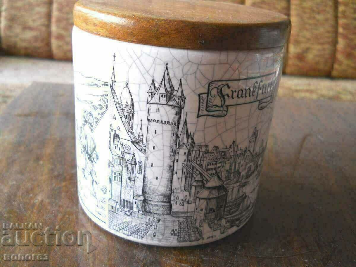 Licitație Pahar de bere vintage "Silberdistel Fayenc" cu capac - Germania Licitație Pahar de bere vintage "Silberdistel Fayenc" cu capac - Germania