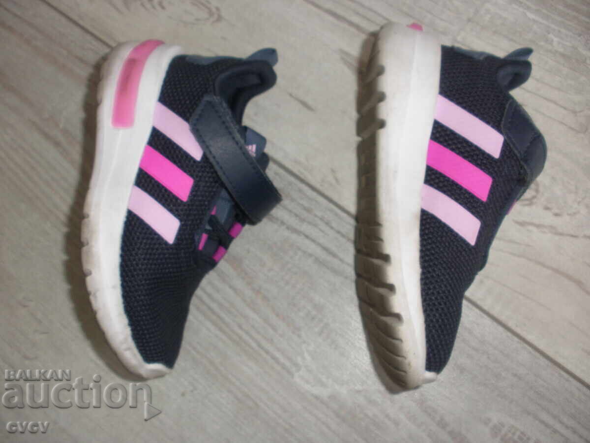 Παράδοση Αθλητικά παπούτσια Adidas - Νο 22