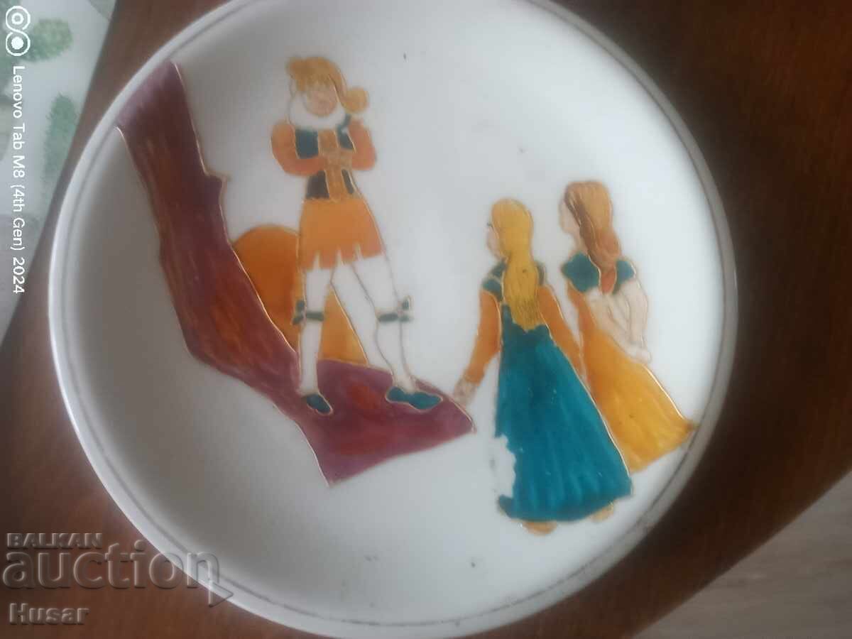 Порцелан чиния ръчно рисувана