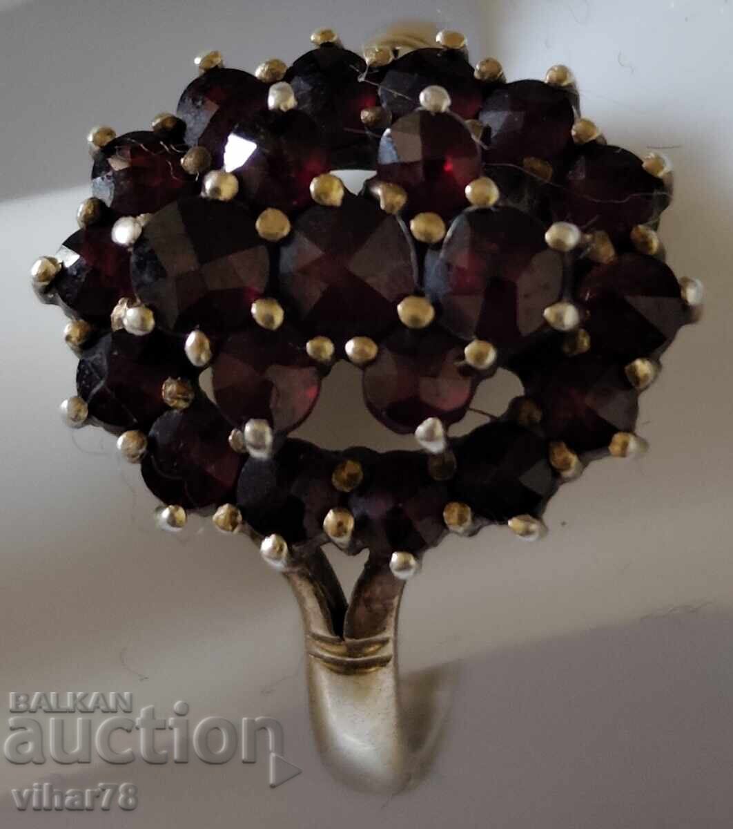 Auction  WOMEN'S SILVER RING WITH GARNET