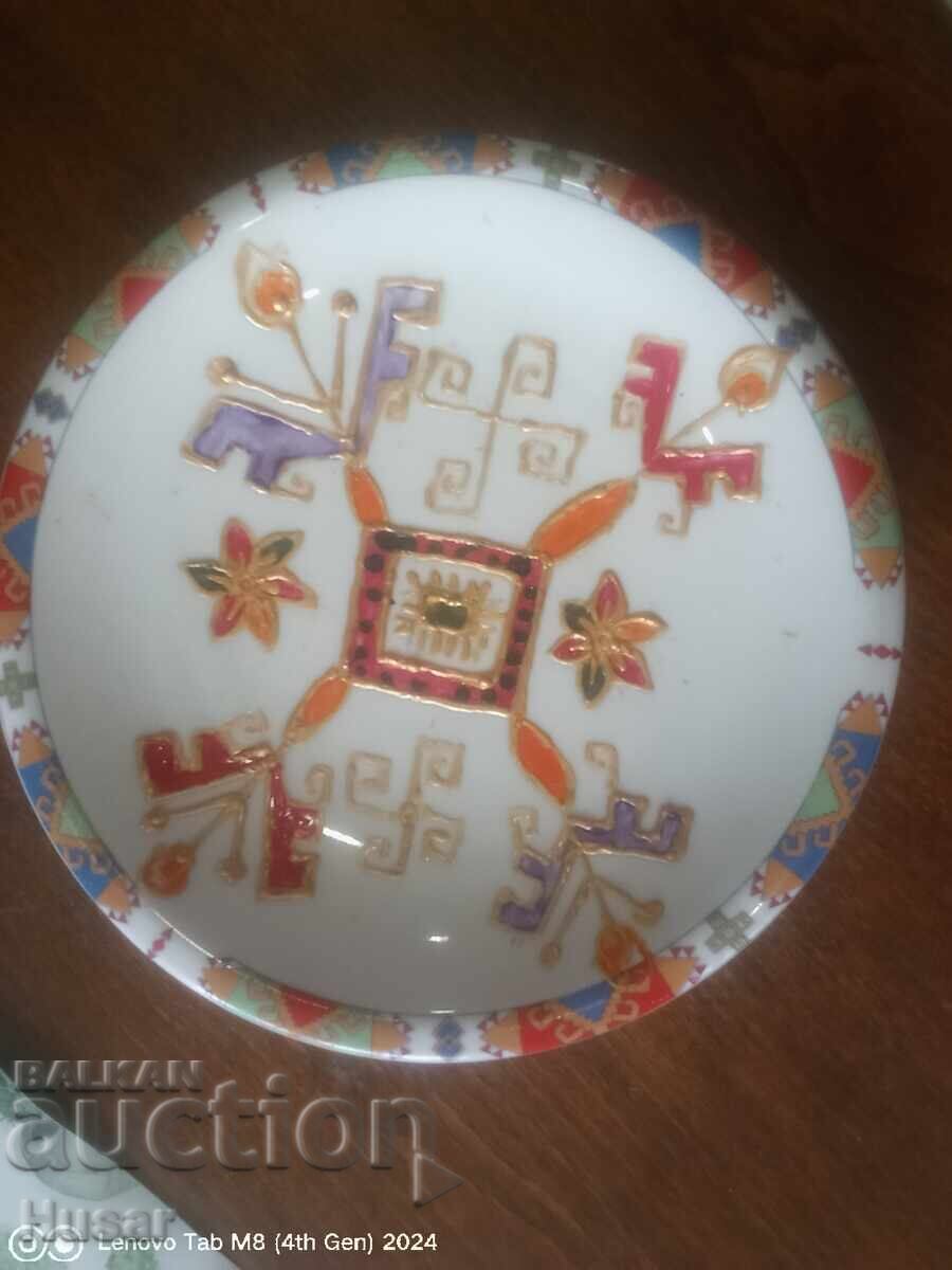 Порцелан чиния ръчно рисувана