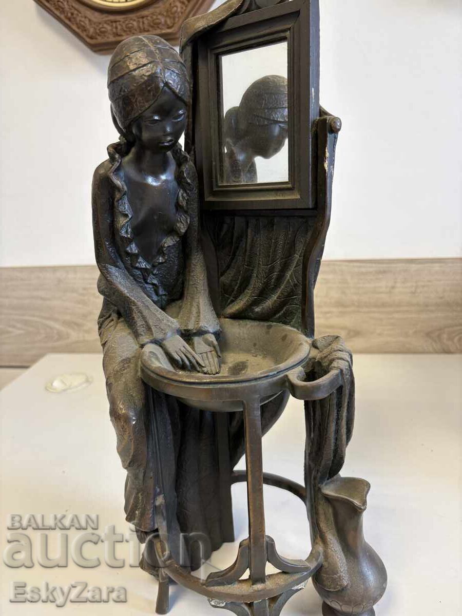 statuetă decorativă antică cu preț € 100.00 | 195.58 BGN