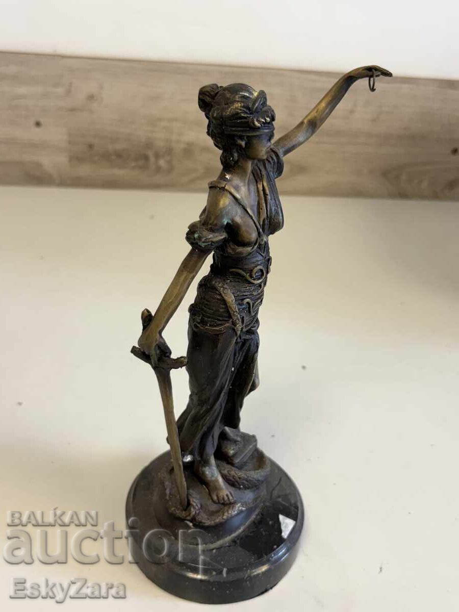 Licitație statuetă clasică a lui Themis Licitație statuetă clasică a lui Themis