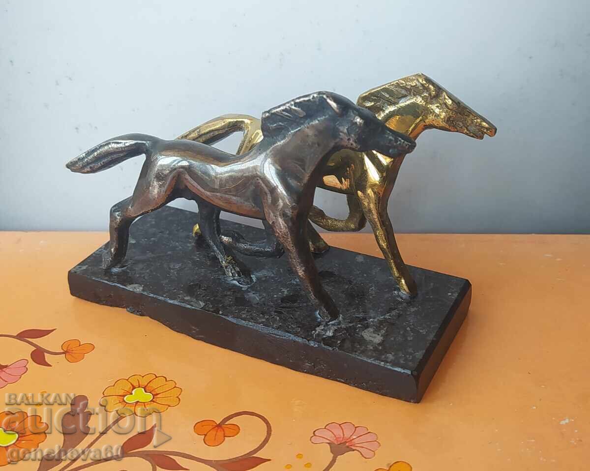 Sculptură din bronz „Cai sălbatici” - de autor cu preț € 60.00 | 117.35 BGN