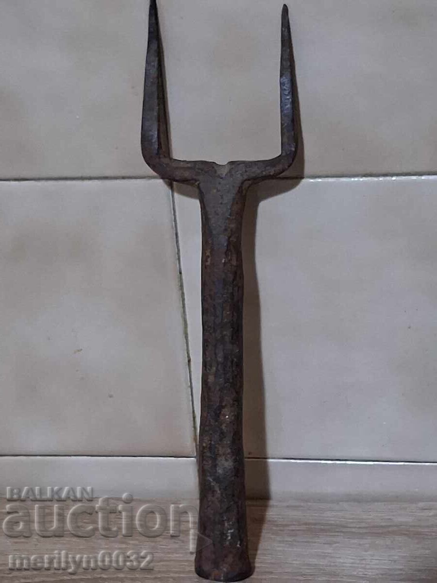 Licitație O nicovală veche forjată manual