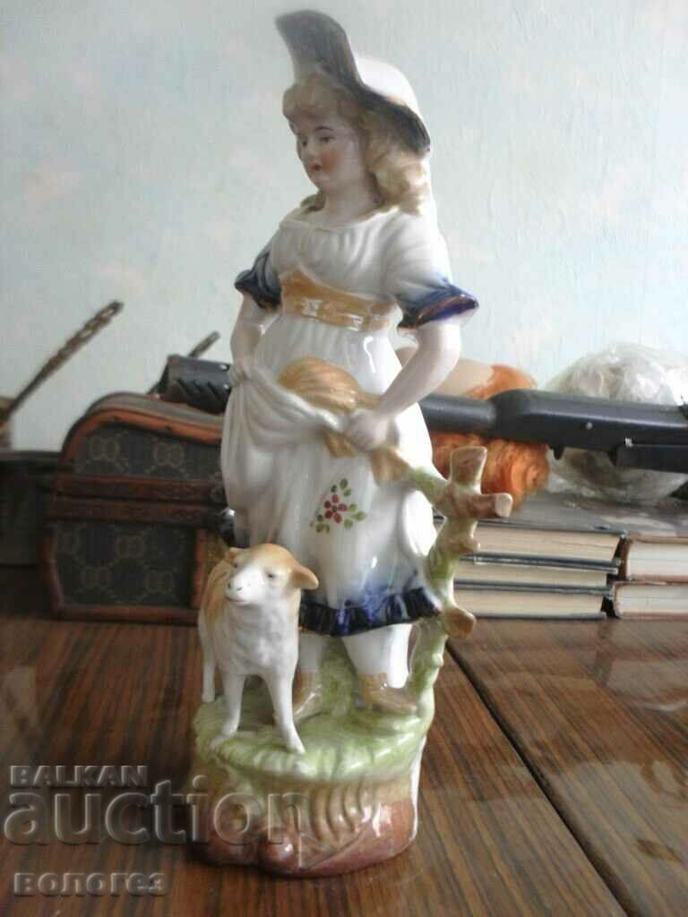 Auction  Porcelain figurine