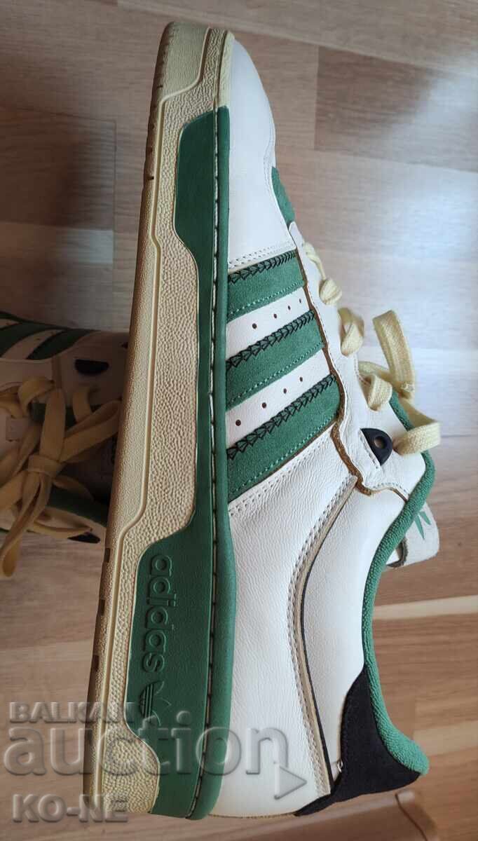 Livrarea Adidași Adidas - mărimea 50 și 2/3
