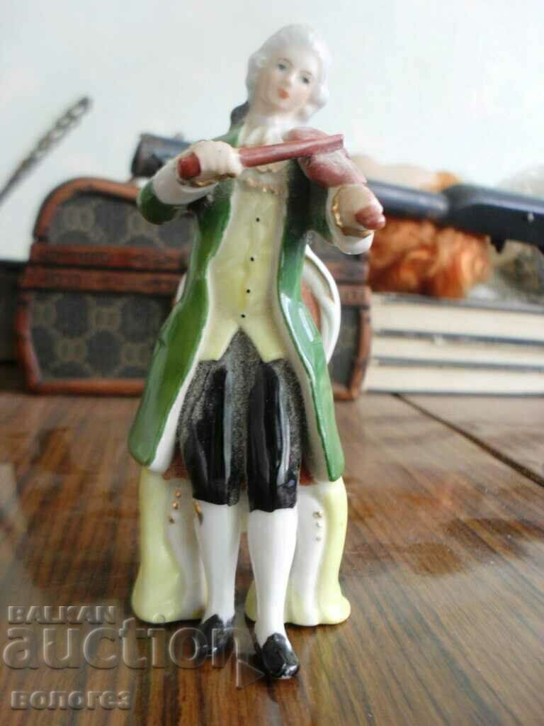 Statuetă din porțelan - violonist cu preț € 17.90 | 35.01 BGN