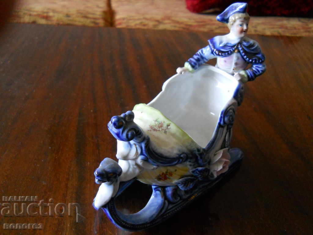 Auction  Porcelain figurine