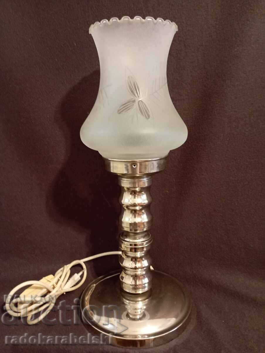 Lampă metalică frumoasă cu abajur din sticlă