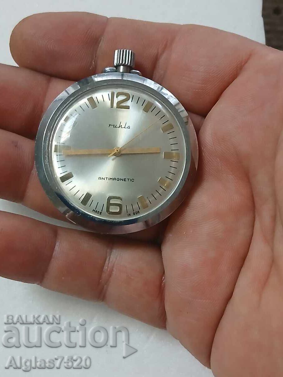Ceas mecanic "Ruhla antimagnetik" cu preț € 28.00 | 54.76 BGN