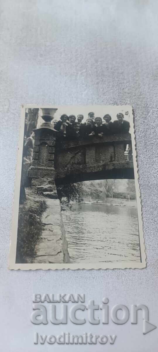 Fotografie Sofia Tineri și tinere pe podul de la lac