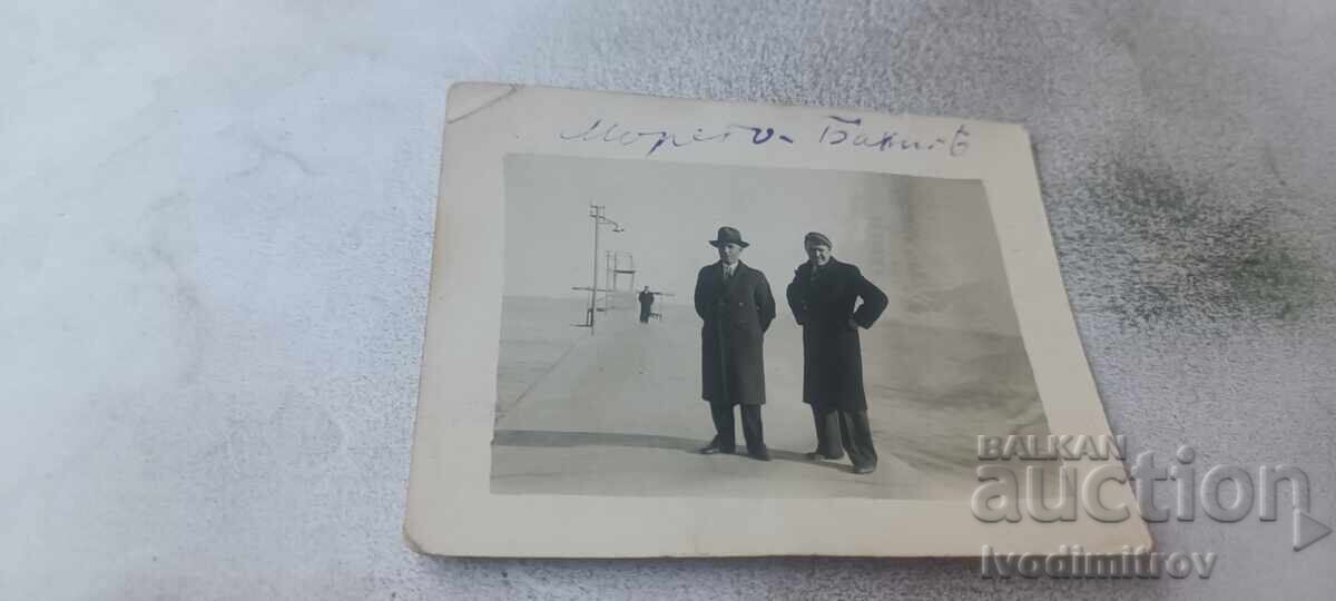 Fotografie Doi bărbați pe dig în timpul iernii 1935