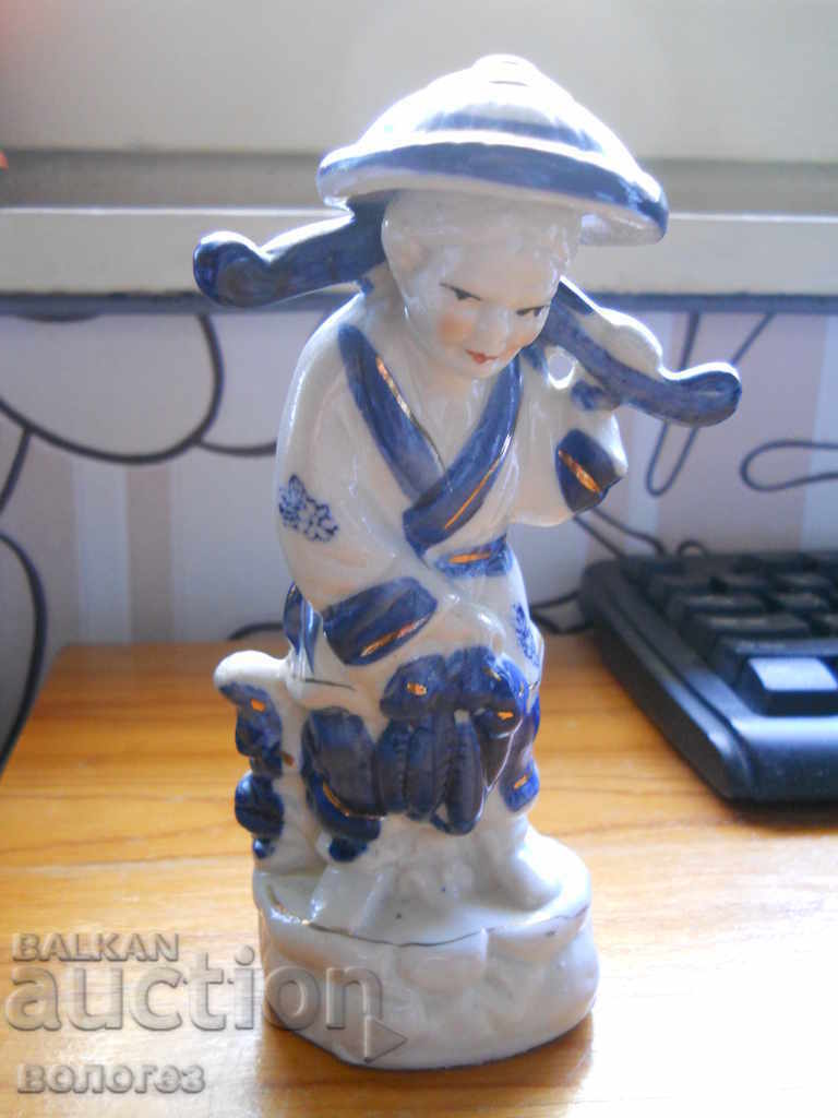 Figurină din porțelan - pescar (China)