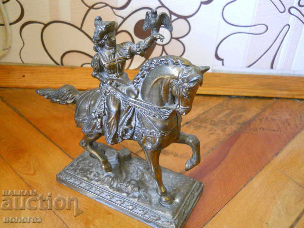 Statuetă veche din alamă a unui călăreț cu șoim