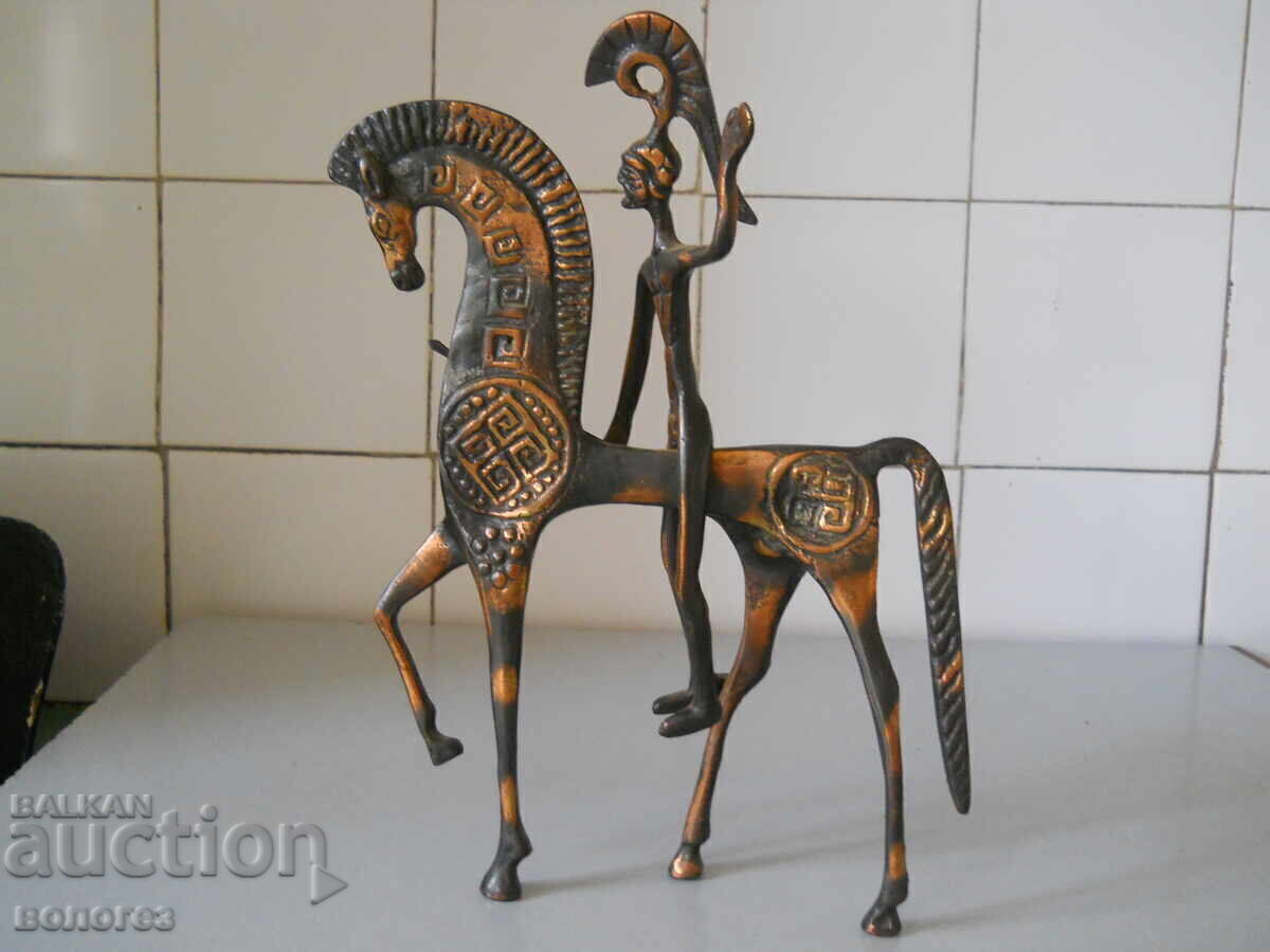 Statuetă din alamă a unui războinic spartan călare Statuetă din alamă a unui războinic spartan călare