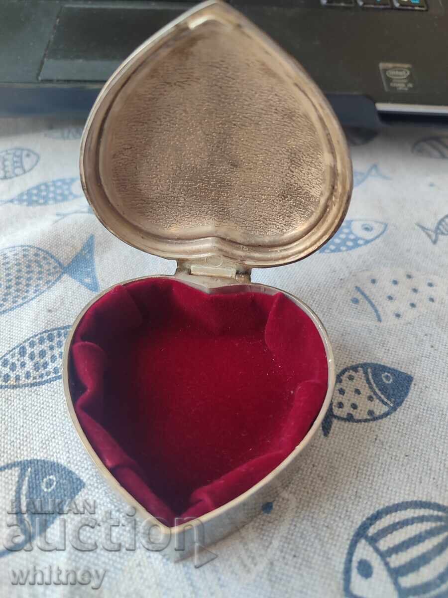O cutie cu preț € 3.99 | 7.80 BGN