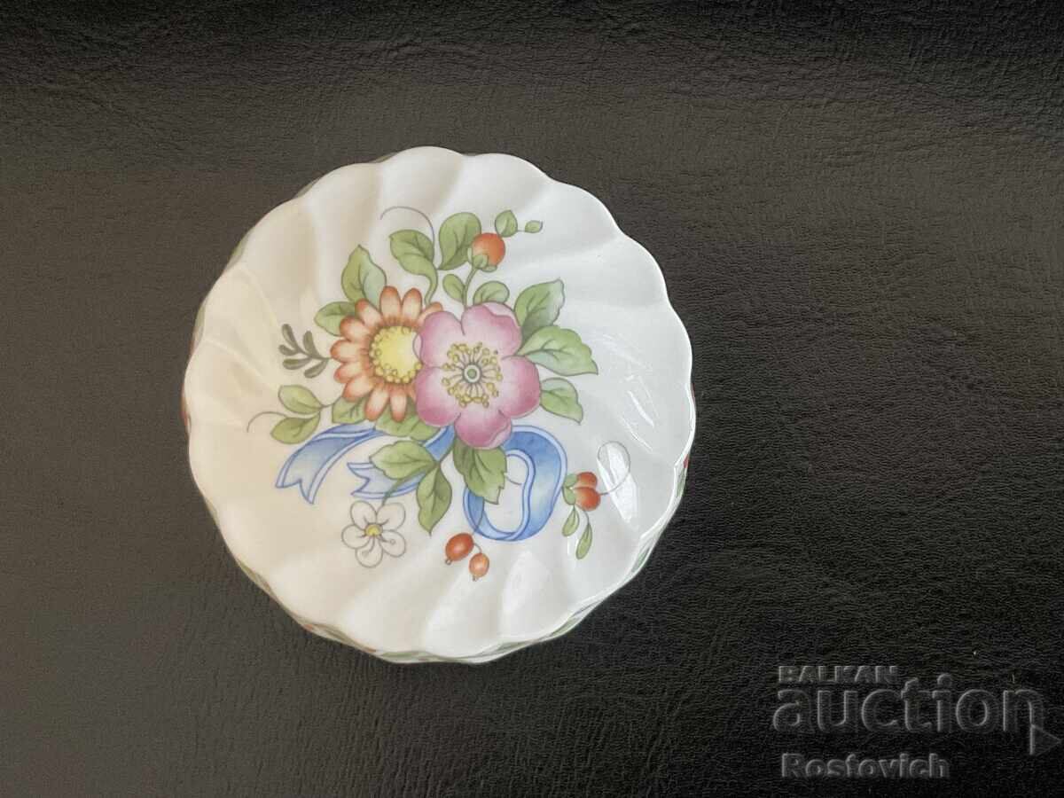 Cutie din porțelan Wedgwood "Ribbon Cascade". Marea Britanie cu preț € 22.99 | 44.96 BGN