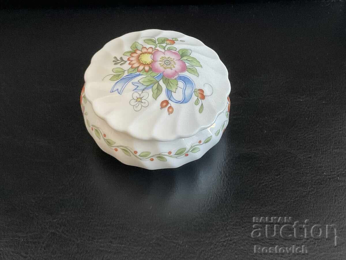 Cutie din porțelan Wedgwood "Ribbon Cascade". Marea Britanie