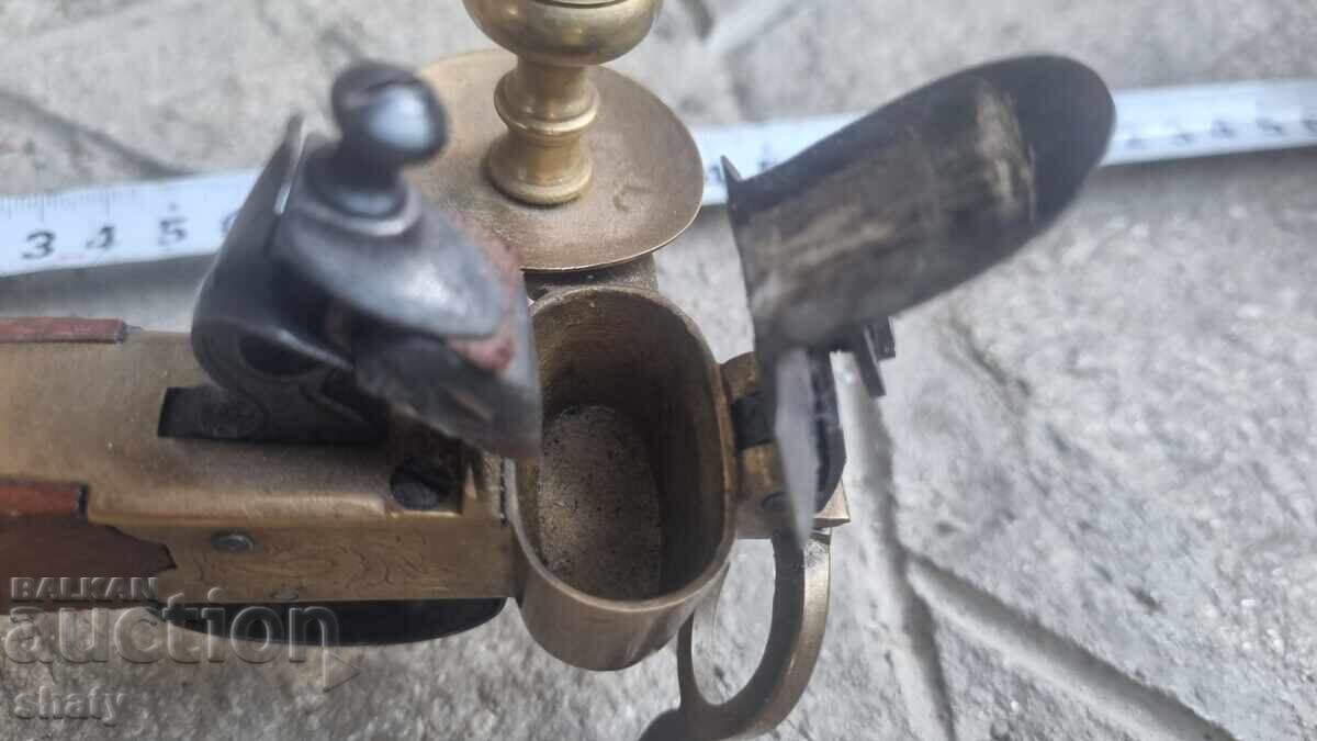 Доставка на Кремъчен пистолет запалка. Уникат.
