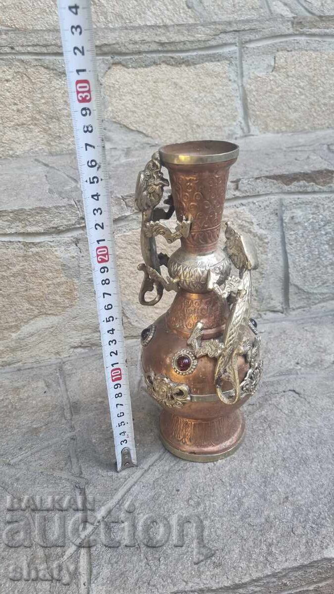 Медна тибетска ваза.