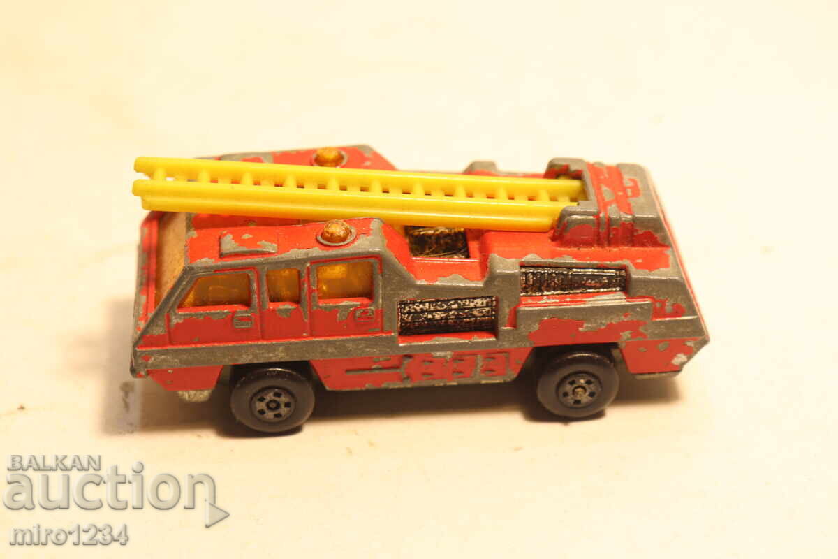 MAȘINUȚĂ MODEL CAMION DE POMPIERI MATCHBOX 1/64 cu preț € 0.01 | 0.02 BGN MAȘINUȚĂ MODEL CAMION DE POMPIERI MATCHBOX 1/64 cu preț € 0.01 | 0.02 BGN