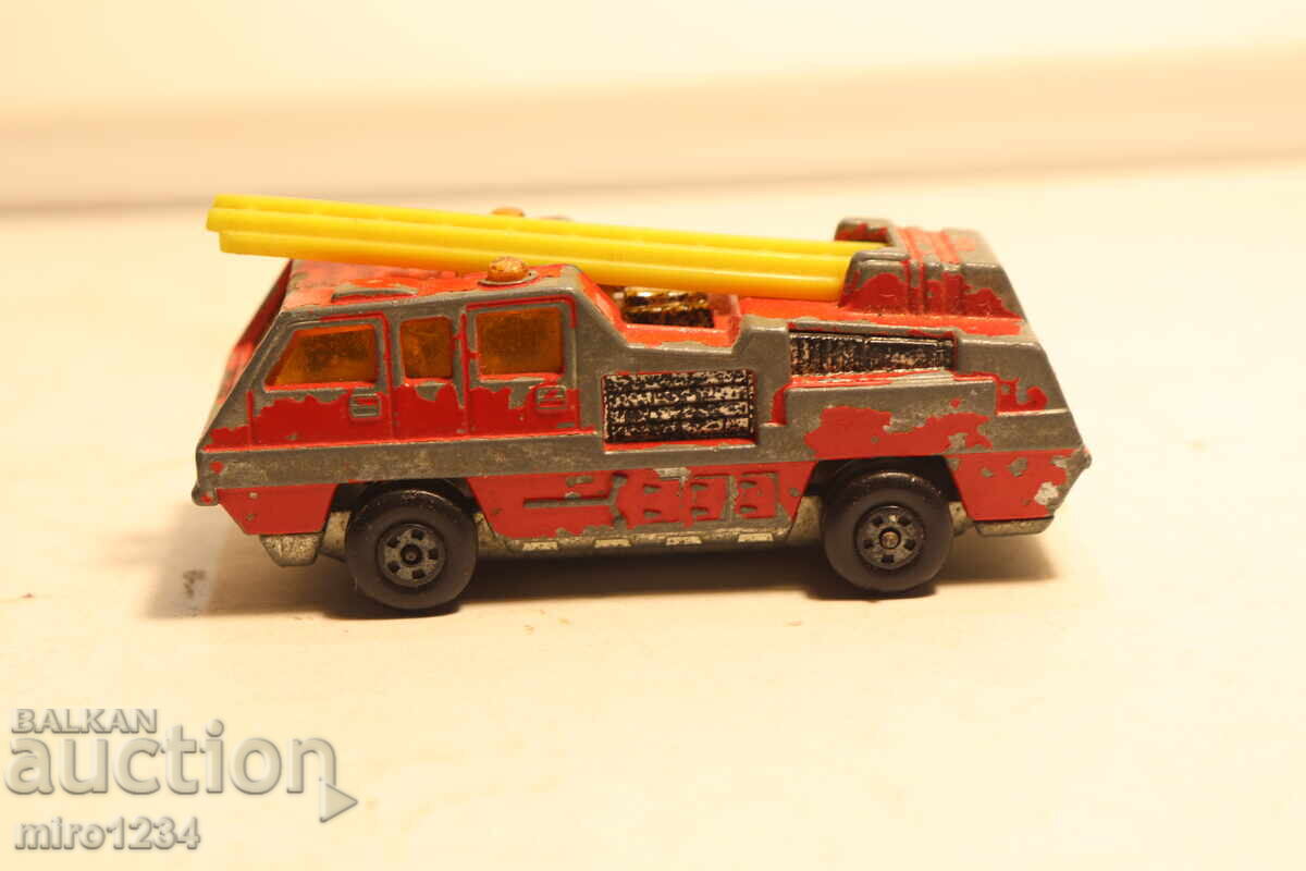 MAȘINUȚĂ MODEL CAMION DE POMPIERI MATCHBOX 1/64 MAȘINUȚĂ MODEL CAMION DE POMPIERI MATCHBOX 1/64