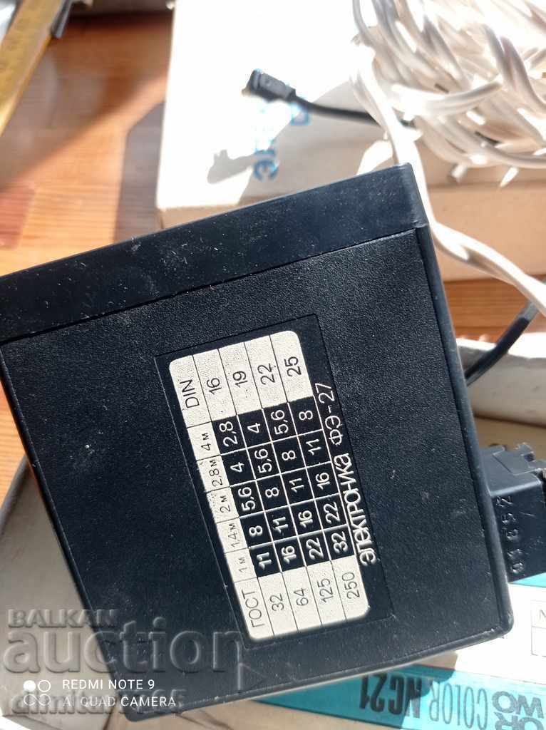Аукцион Светкавица за ретро фотоапарат в кутия работи