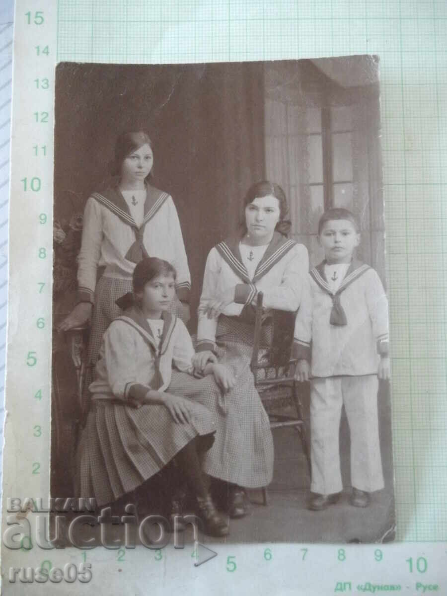 Παλιά φωτογραφία παιδιών με ναυτικά κοστούμια σε φωτογραφείο Παλιά φωτογραφία παιδιών με ναυτικά κοστούμια σε φωτογραφείο