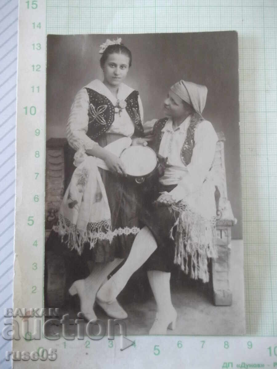 Photo of a ballet couple dancing at an old party