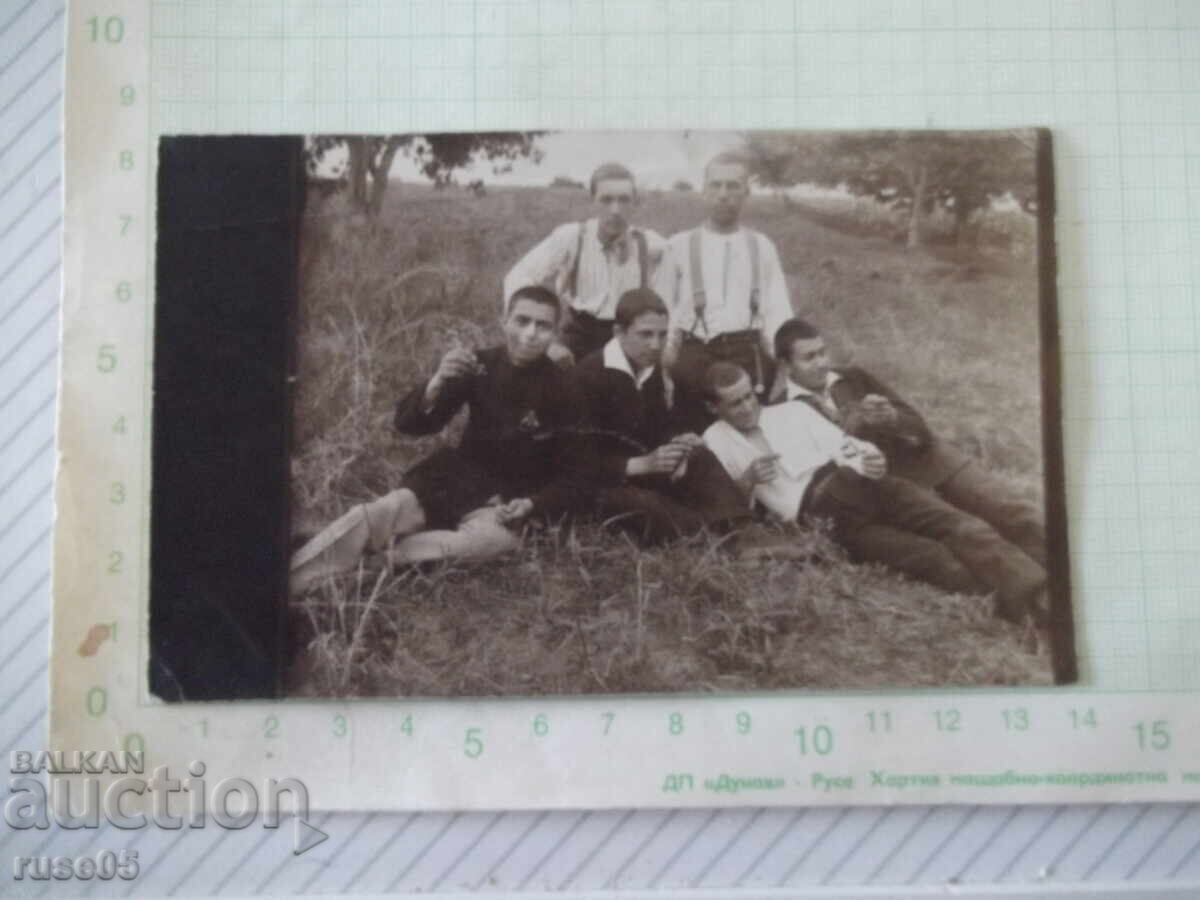 Fotografie cu șase tineri pe o pajiște veche