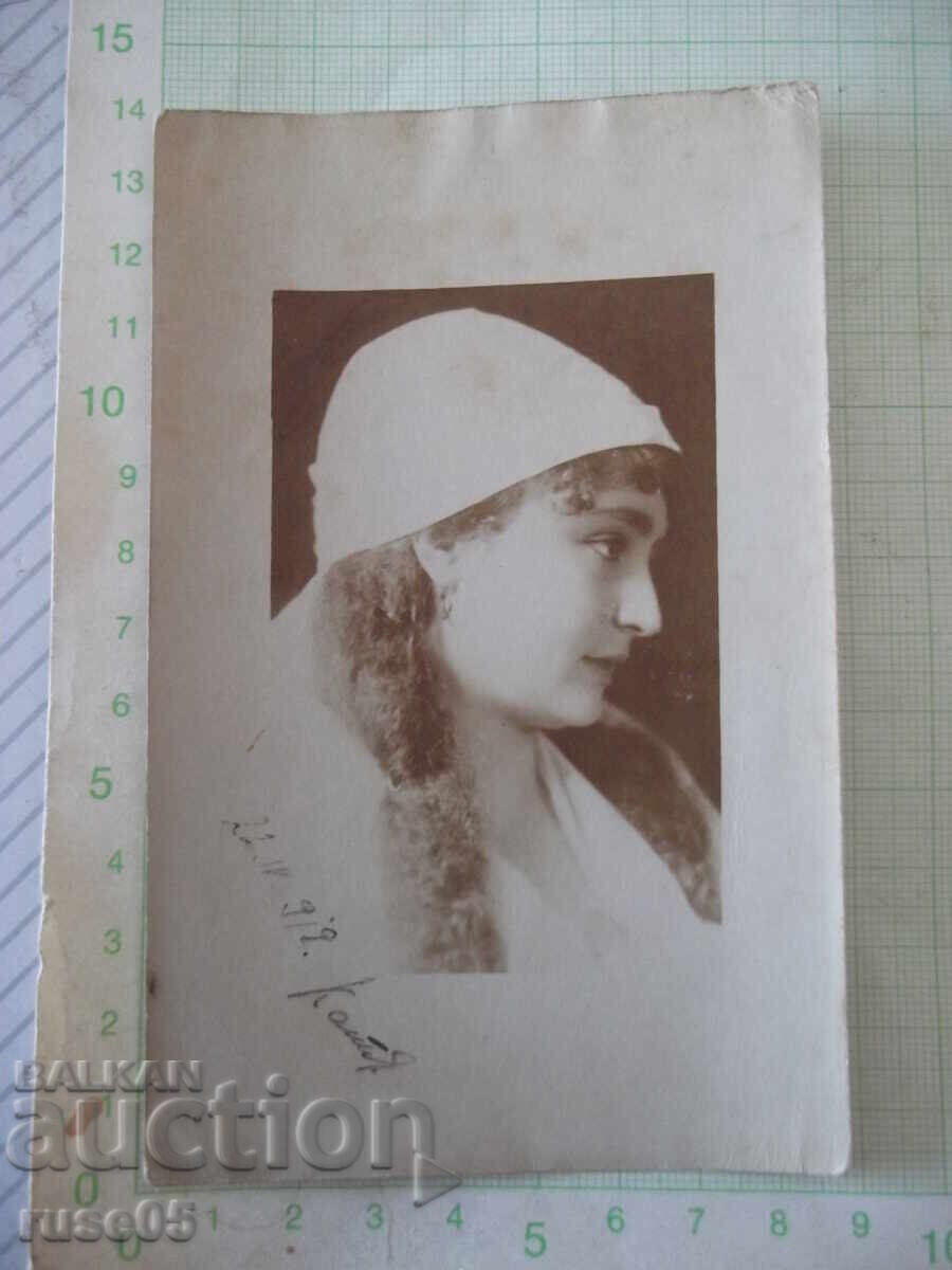 Fotografie veche cu o femeie purtând o pălărie albă