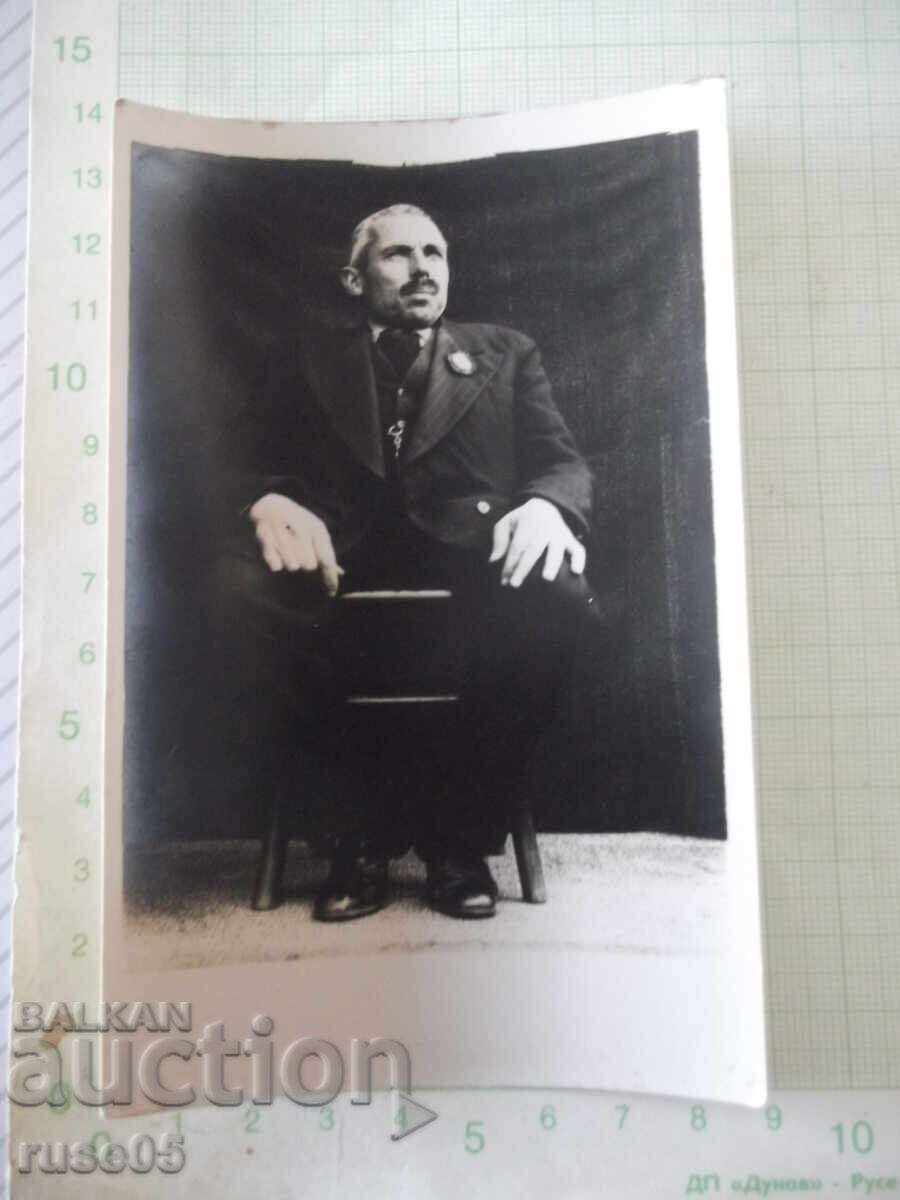 Παλιά φωτογραφία κυρίου καθισμένου σε καρέκλα