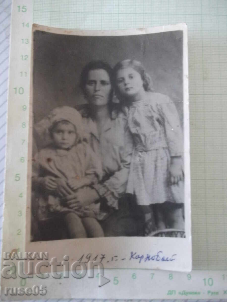 Fotografie veche cu o mamă și doi copii