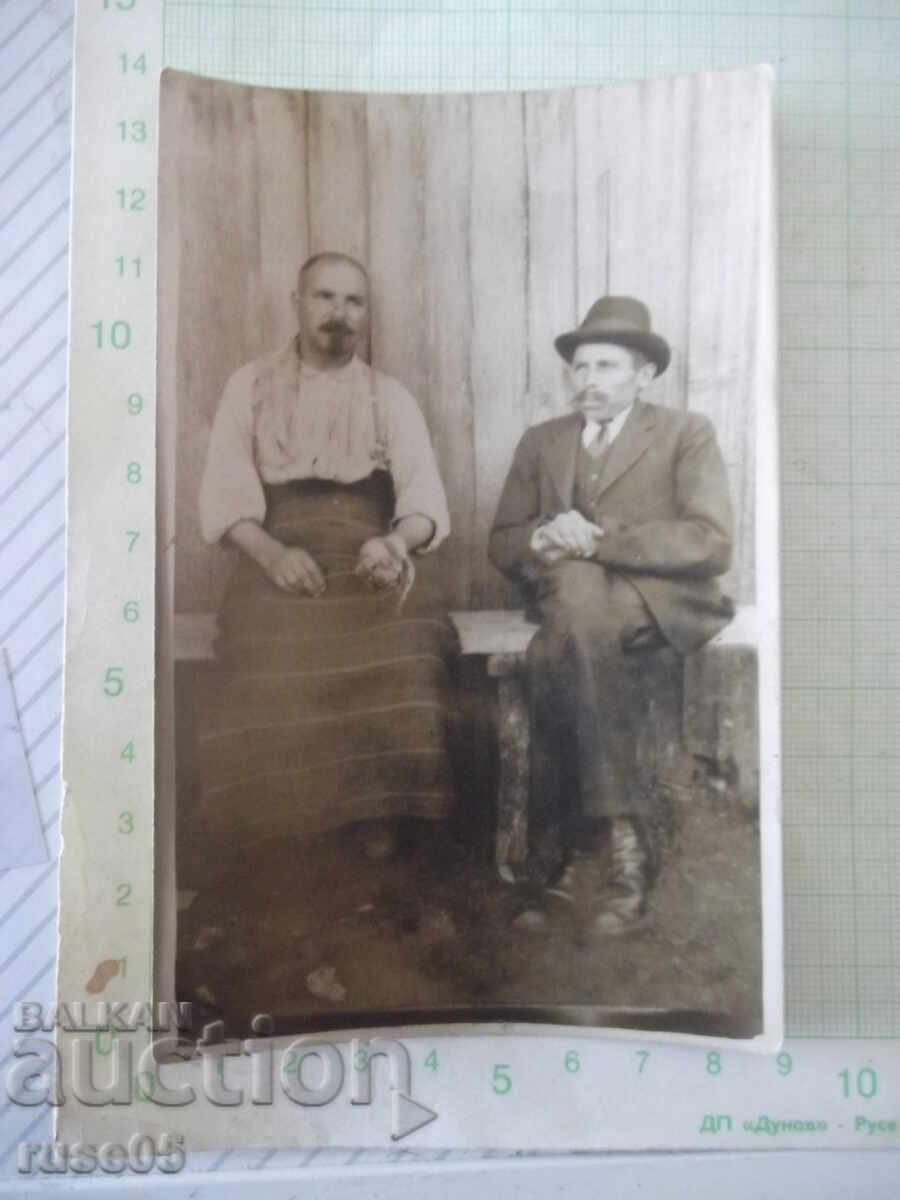 Снимка на двама мъже седнали на пейка стара