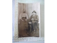 Fotografie veche cu doi bărbați așezați pe o bancă
