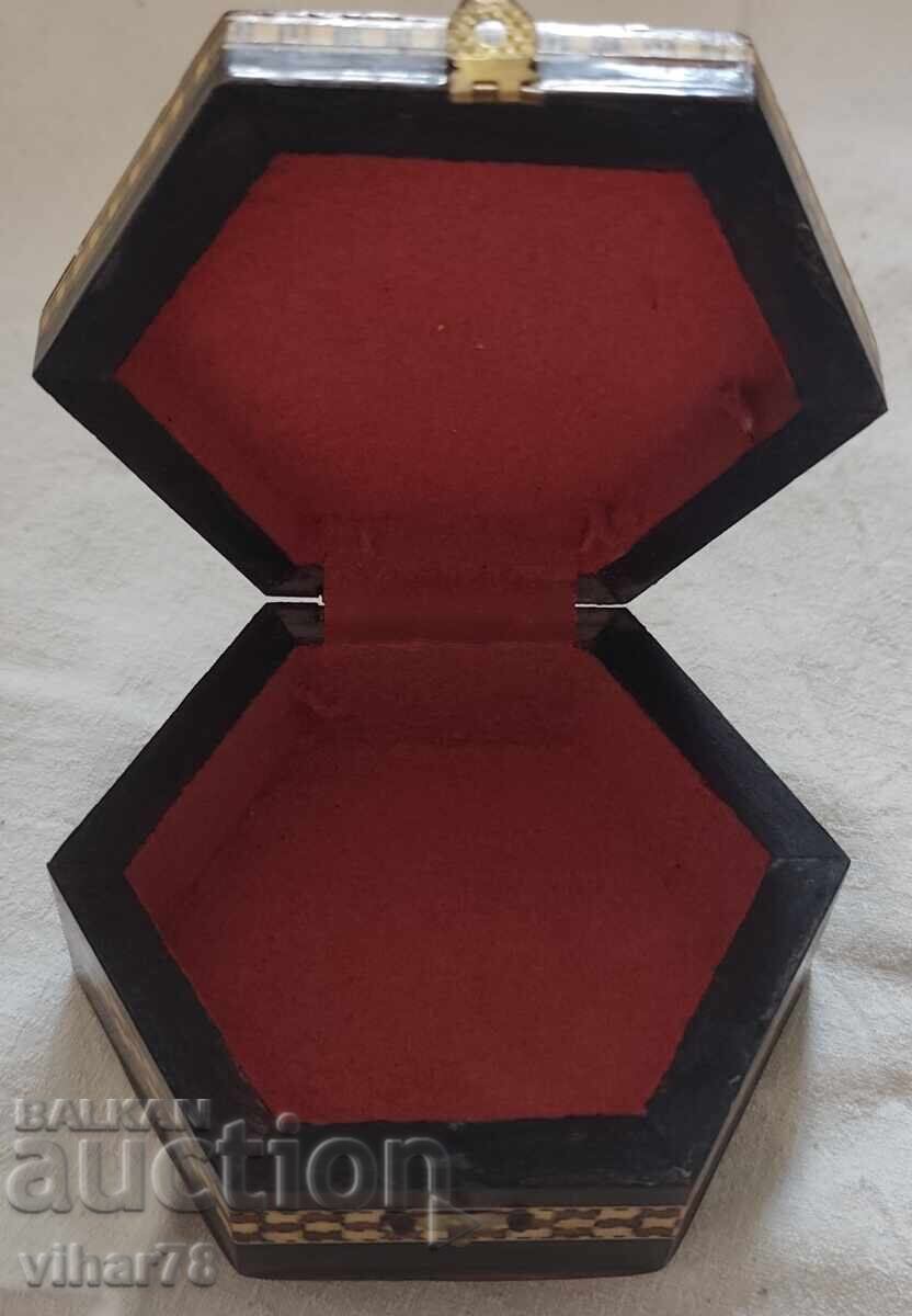 Auction Wooden box Auction Wooden box