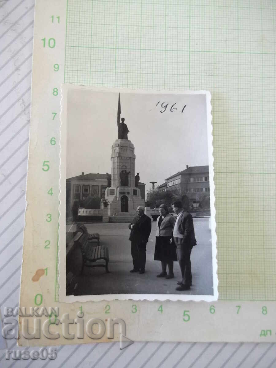 Fotografie în fața monumentului din Sevlievo