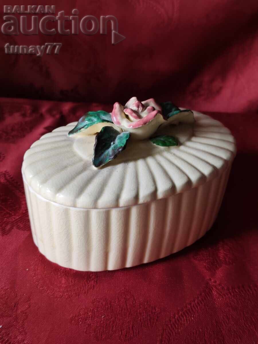 Licitație Vintage. Cutie retro pentru bijuterii sau obiecte mici, buchet