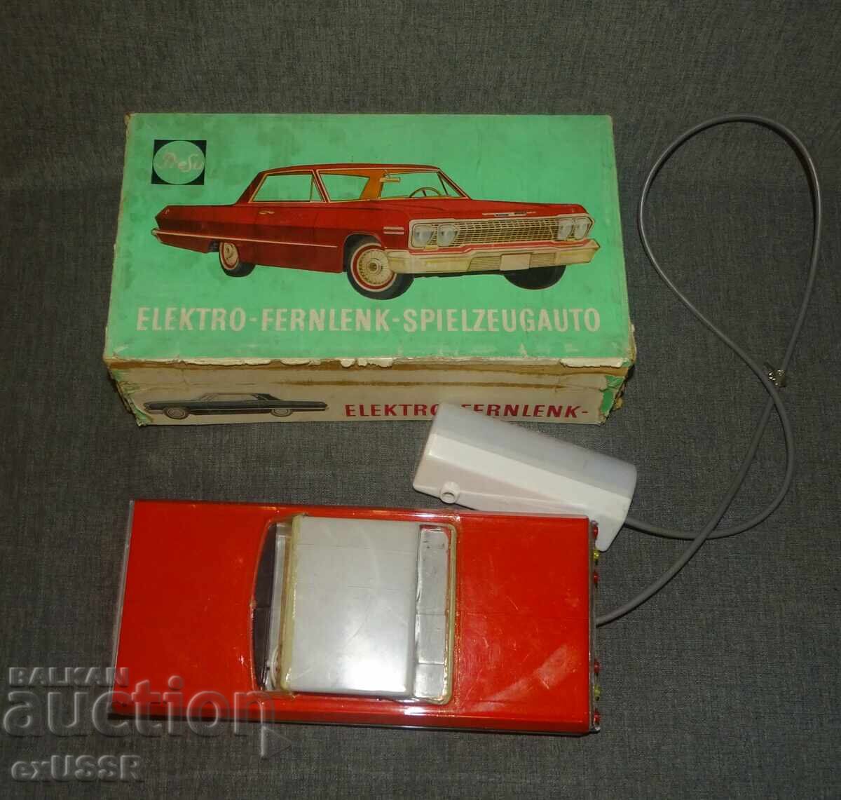 Licitație Jucărie veche din 1971, mașină GDR cu baterii Chevrolet, cu cutie