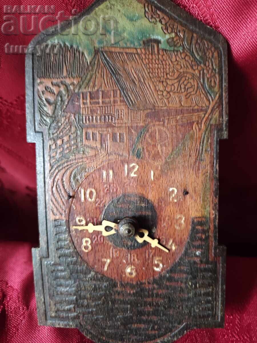 Ceas de perete decorativ mecanic, realizat în stil cu preț € 0.01 | 0.02 BGN