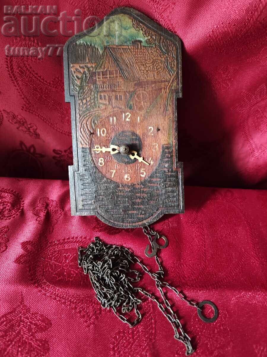 Ceas de perete decorativ mecanic, realizat în stil