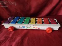 Децки музикален ксилофон на колелца от марката Fisher-Price.