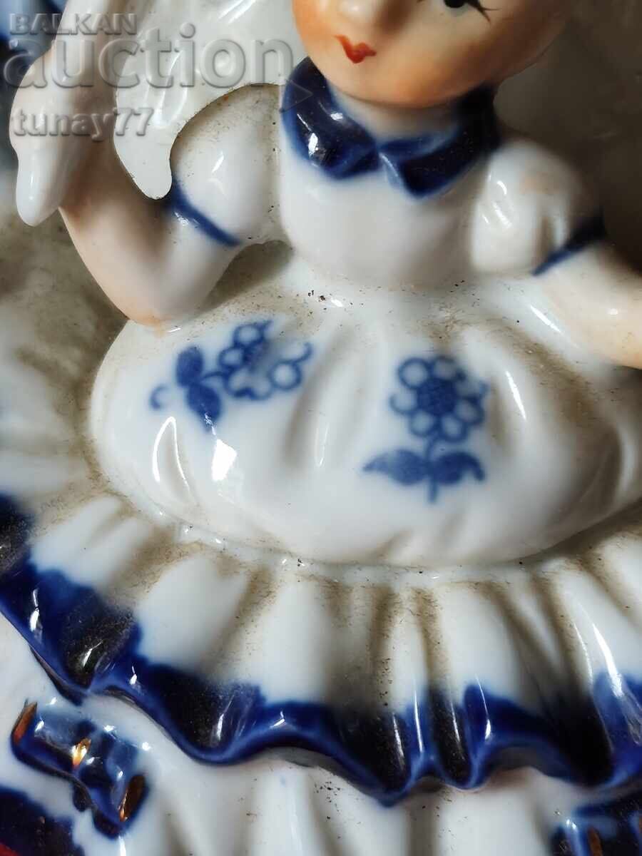 Vintage porcelain figurine depicting a girl - 5