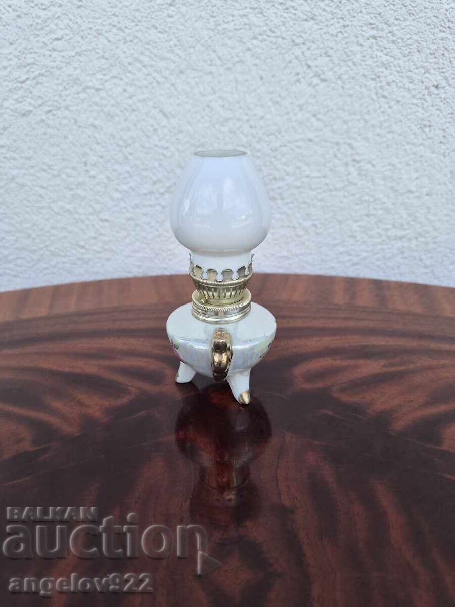 Lampă de gaz din porțelan, frumoasă!!! cu preț € 0.21 | 0.41 BGN Lampă de gaz din porțelan, frumoasă!!! cu preț € 0.21 | 0.41 BGN