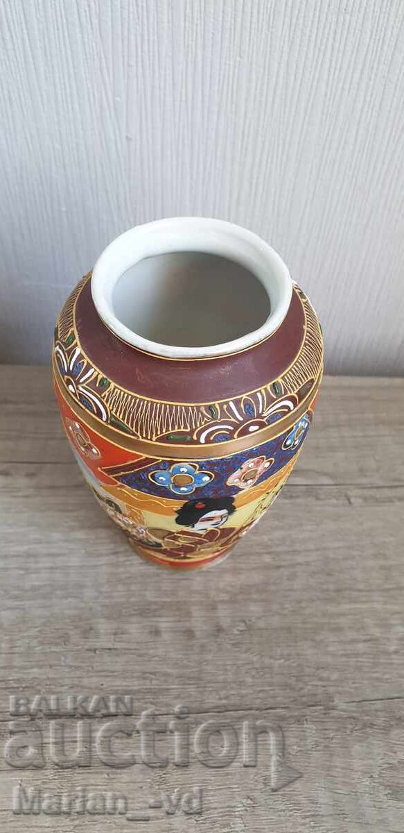 Vaza din portelan japonez cu preț € 20.00 | 39.12 BGN