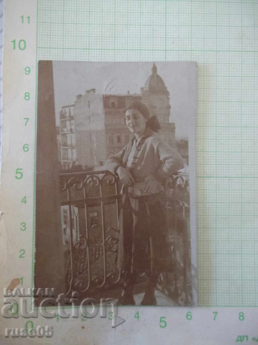 Fotografie cu o domnișoară în Nicopole pe un balcon vechi
