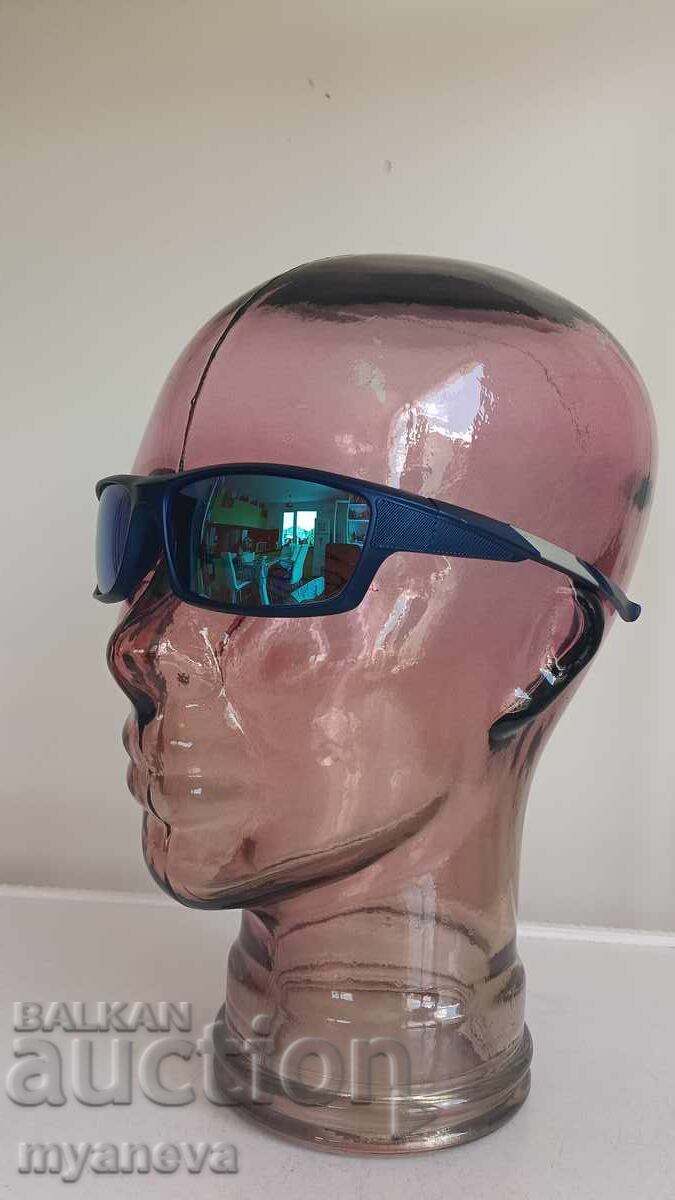 Auction  Polarized Eyewear sunglasses, sporty-elegant