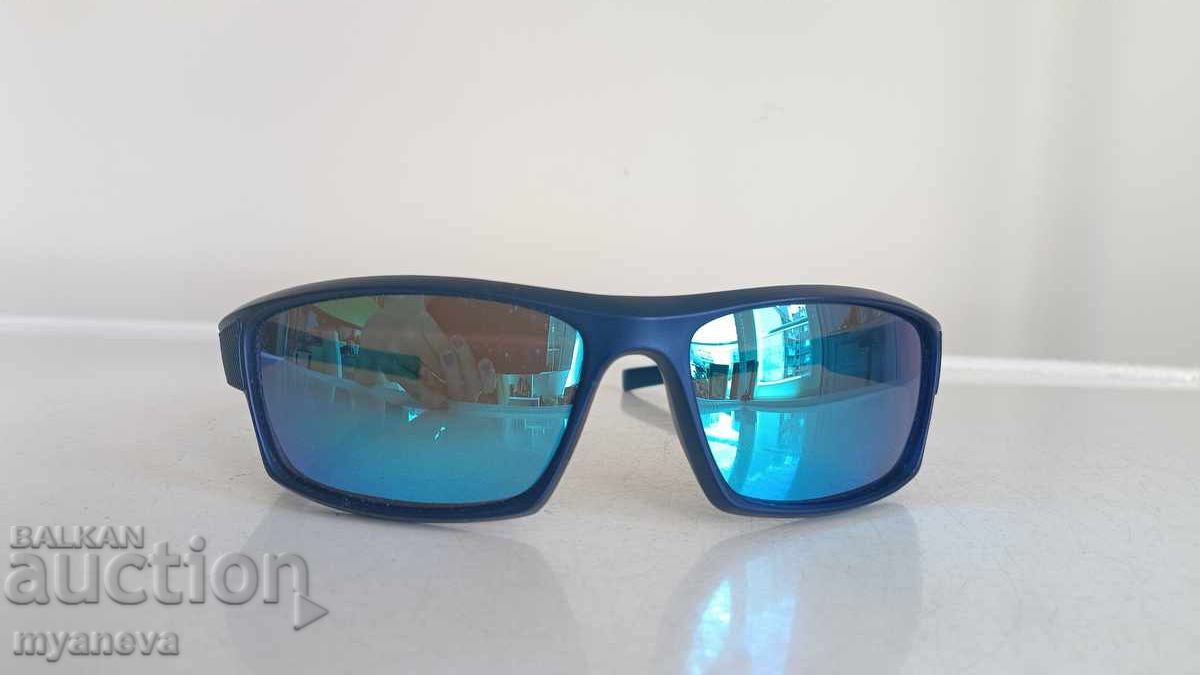Delivery of Polarized Eyewear sunglasses, sporty-elegant